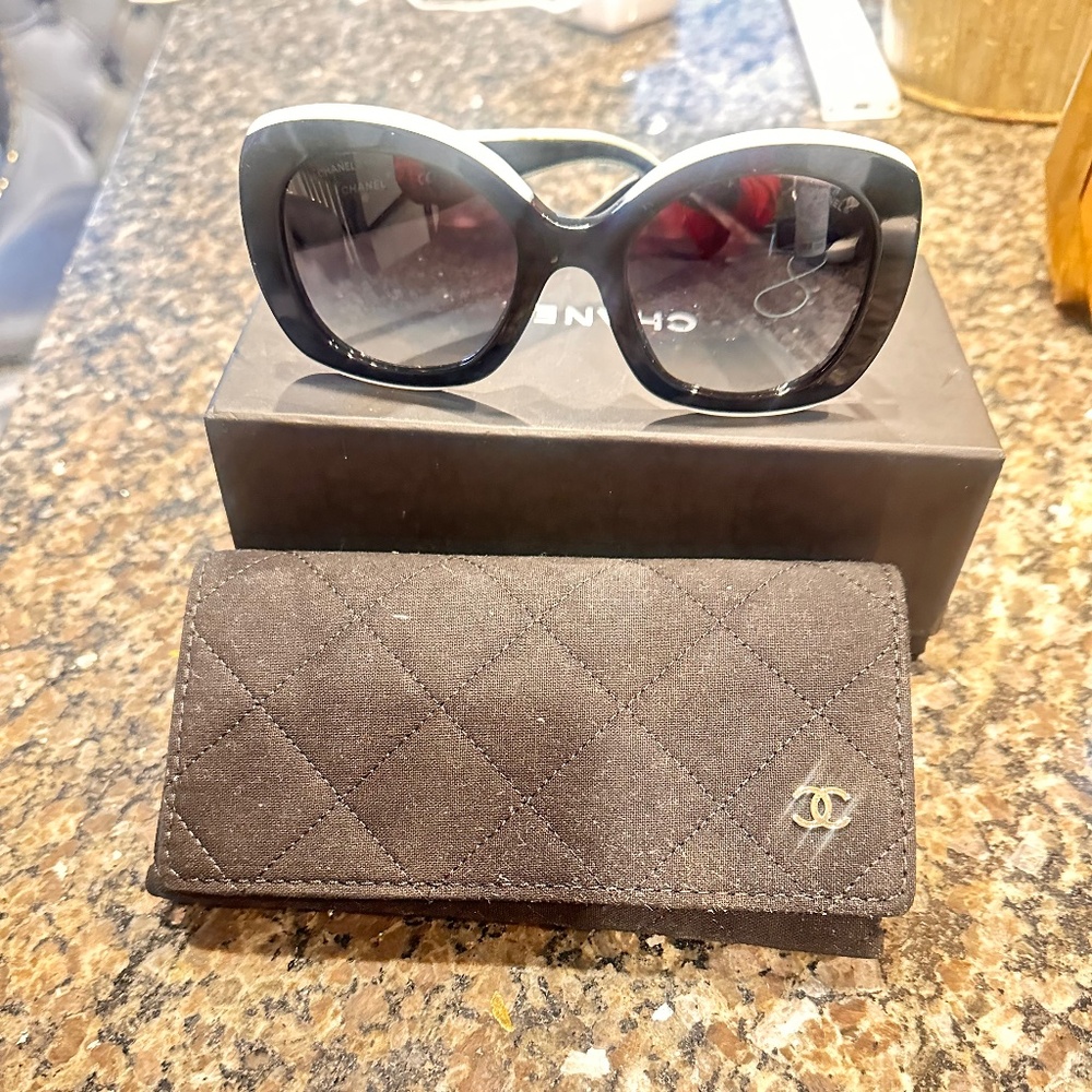 Chanel sunglasses - Picture 1 of 3